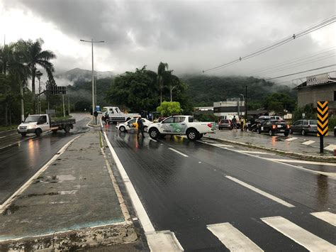 Rodovia dos Tamoios é interditada por risco de queda de barreiras