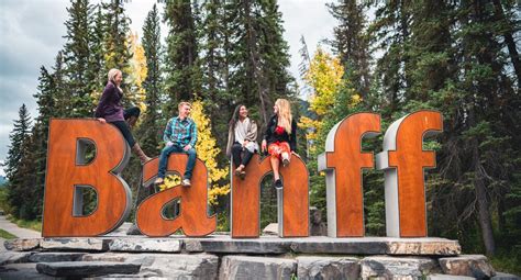 Photos At The Banff Sign Banff Lake Louise Tourism