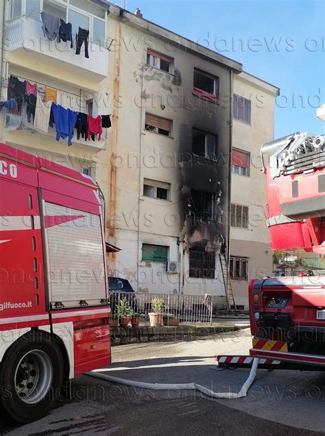 Incendio In Una Palazzina Di Eboli Donna Salvata Dai Vigili Del Fuoco