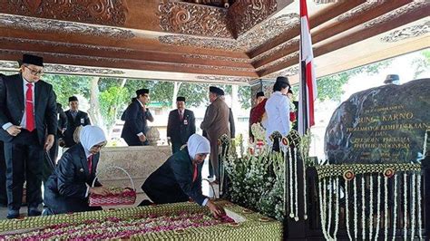 Pesan Gubernur Khofifah Saat Ziarah Makam Bung Karno Di Blitar Jelang