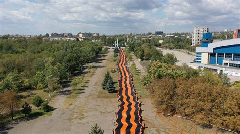 МГЕР и "Волонтёрская рота" растянули в Мариуполе самую большую в мире ...