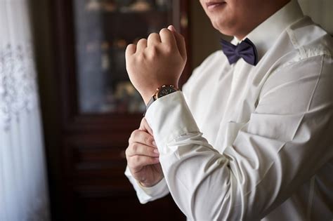 Premium Photo Businessman Checking Time On His Wrist Watch Man