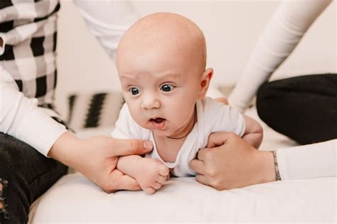 Niño pequeño niño malvado enojado con ojos saltones niño lindo bebé