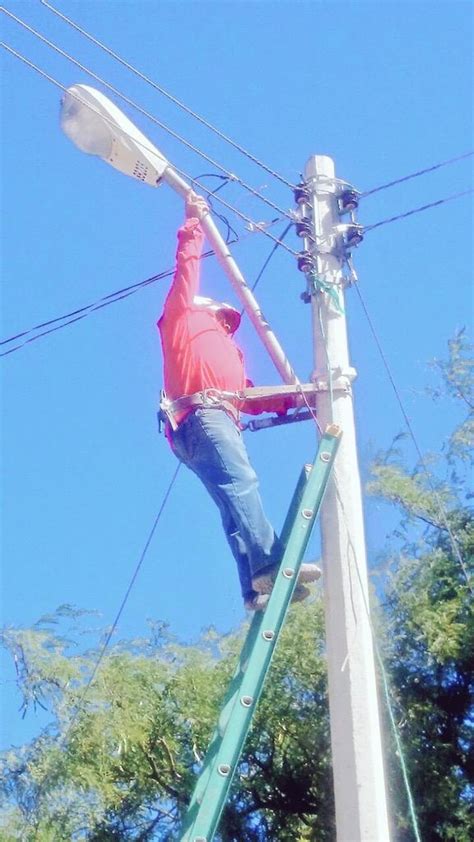 Rehabilitan el alumbrado público