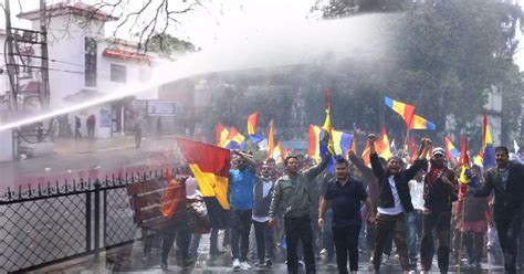 RPP cadres, police clash in front of Singha Durbar (With photos)