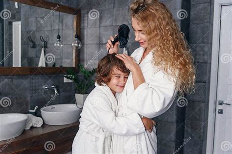 Maman Et Son Fils Samusent Ensemble Dans La Salle De Bain La Belle