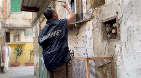 Napoli droga e armi al posto degli estintori così i cittadini sono