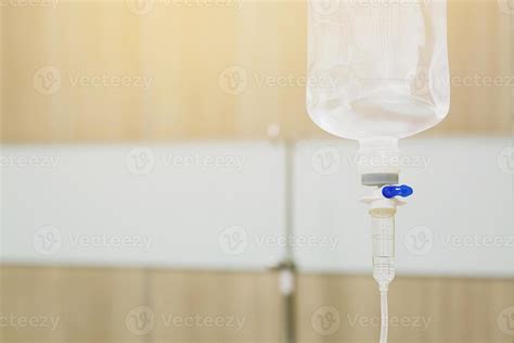 Iv Saline Zak Infusieset En Fles Op Een Paal Vloeistof Intraveneuze