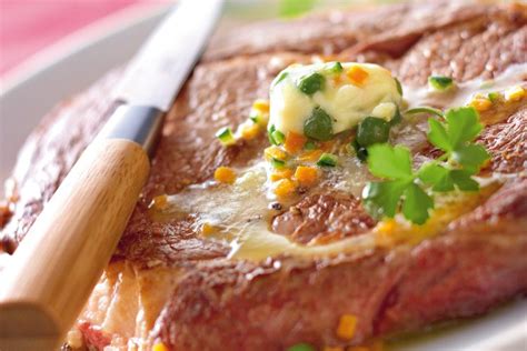 Entrecôte grillée beurre aux herbes et pommes de terre sous la cendre