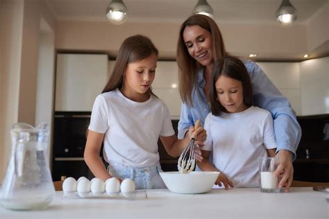 Une Jolie Petite Fille Et Sa Belle Maman En Tablier Jouent Et Rient En