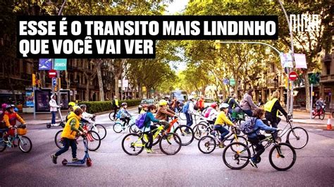 Muito Fofo Movimento de crianças vão em grupo de bicicleta para escola