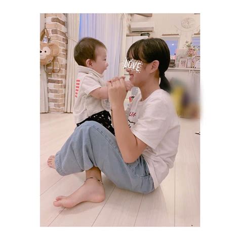 辻希美さんのインスタグラム写真 辻希美instagram 「仲良し ️ 希空と幸空 11歳差 長女 三男 仲良し 2枚目の幸空いい笑顔 ️ 可愛い 最近立ちたくて