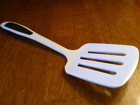 The melamine flipping spatula that came with the stirring spoons and ...