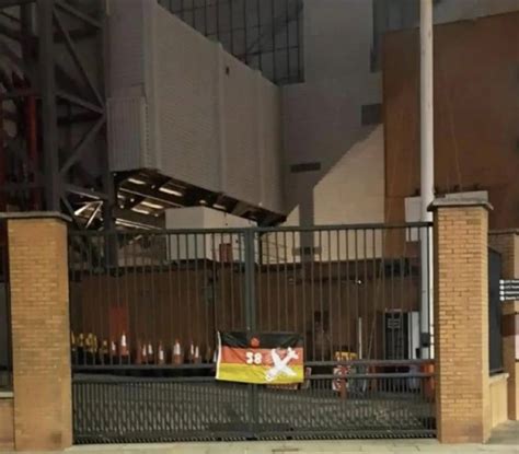 Disgusting banner mocking Munich disaster spotted hanging on Anfield