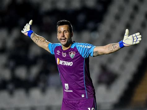 Torcida do Fluminense foi pega de surpresa e o Goleiro Fábio já assinou