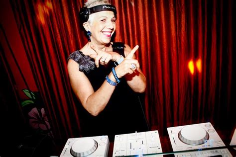 A Primeira Mulher Dj Do Brasil