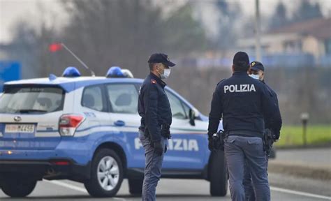 Polizia Trova Numerosi Alimenti Scaduti Allinterno Di Un Bar Della Val