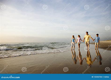 Familia Que Recorre En La Playa Foto De Archivo Imagen De Familia