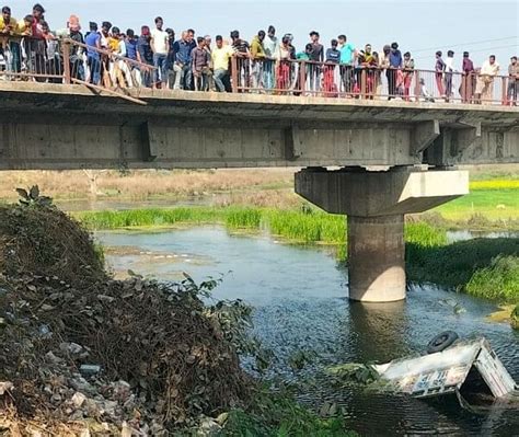 बस्तीपुल की रेलिंग तोड़ मनोरमा नदी में गिरा पिकअप Pickup Fell In Manorama River Basti News