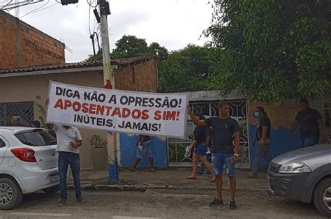 Servidores Aposentados De Ipia Protestam Contra An Ncio De Demiss Es