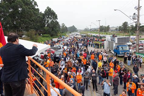 Trabalhadores protestam contra fechamento de fábrica de fertilizantes