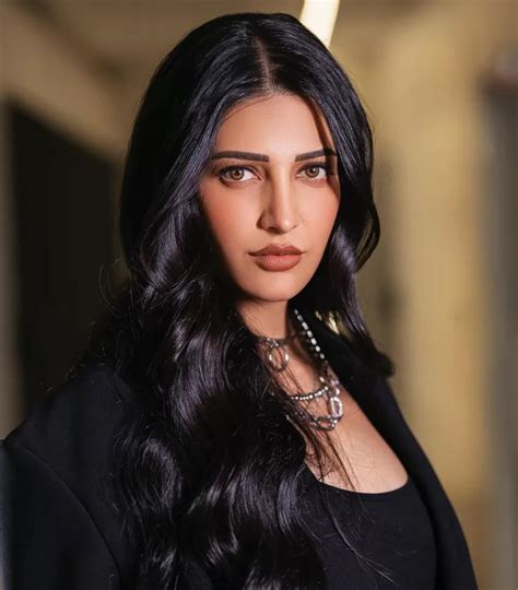 Shruti Haasan Latest Photos Stunning In Black