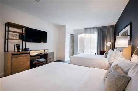 Elliot Park Hotel Rooms - Deluxe Queen | Downtown Minneapolis Hotels