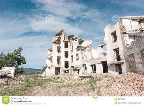 El Edificio De Varios Pisos Destruido Viejo Del Ladrillo Imagen De