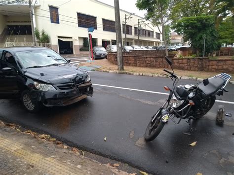 Motorista avança sinal vermelho e atinge moto no Centro São Carlos Agora