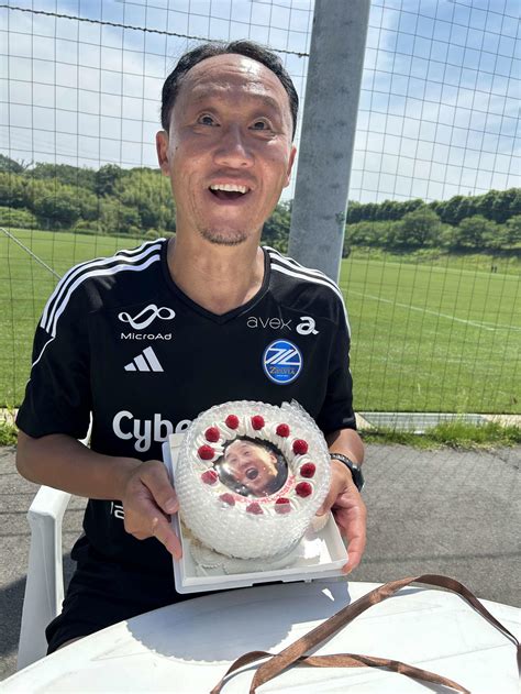 【町田】黒田監督、バースデーケーキに「かわいいな、これ！」と満面の笑み 浦和戦勝利おねだり J1写真ニュース 日刊スポーツ