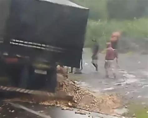 Semirreboque de carreta pega fogo na Régis Bittencourt e carga é