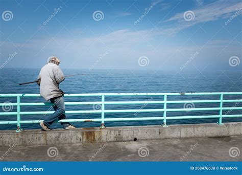 Pescador Pescando Desde El Mar En El Muelle De Santa Monica Foto De