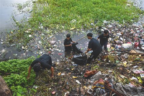 Hours To Clean Up The Most Polluted River In Bali Presence Magazine