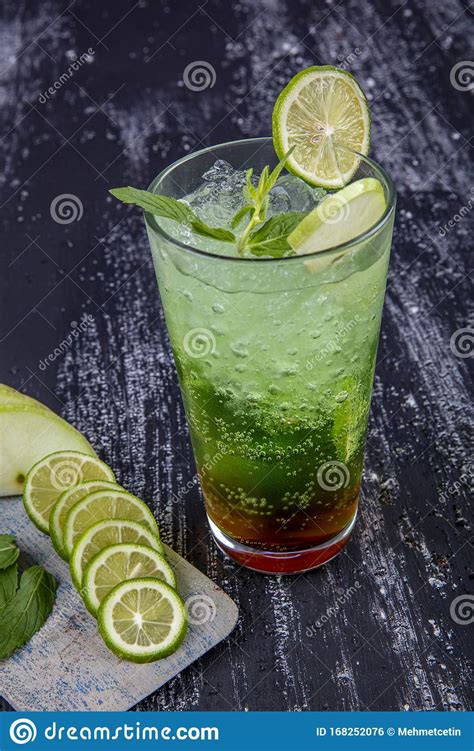 Cocina Tradicional Mojito Con Ron Blanco Lima Hielo Y Refrescos En El