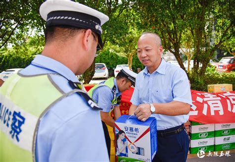 “谢谢你们，你们辛苦了！” 吴才平慰问高温下坚守岗位的一线干部职工