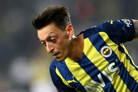 Ozil Diminta Fokus Sepak Bola Bukan Endorse