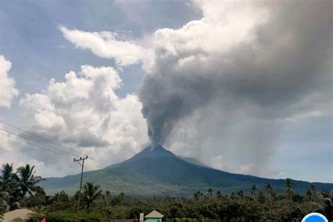 Gunung Lewotobi Kembali Meletus Kolom Abu Tebal Mengarah Ke Barat