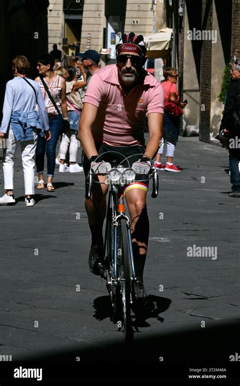 Rennradfahrer Mi Historischem Outfit Der Eroica In Siena Toskana