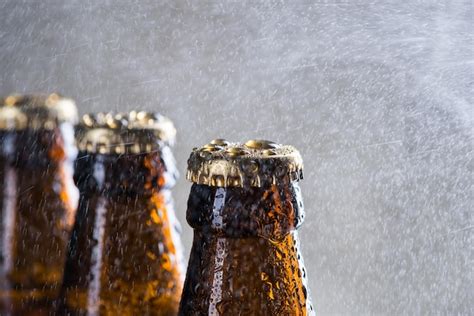 Garrafas De Cerveja Gelada Gotas De Orvalho Foto Premium