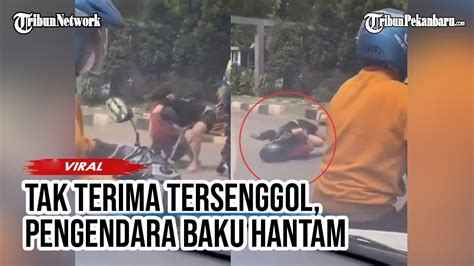 Viral Pemotor Dan Pengendara Mobil Baku Hantam Di Jalan Gegara