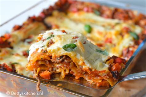 Lasagne Bolognese Met Gehakt Bechamelsaus Recept Betty S Kitchen