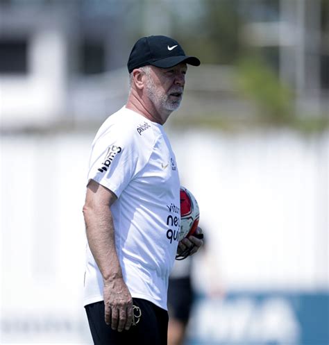 Elenco do Corinthians realiza trabalho tático antes de jogo-treino ...