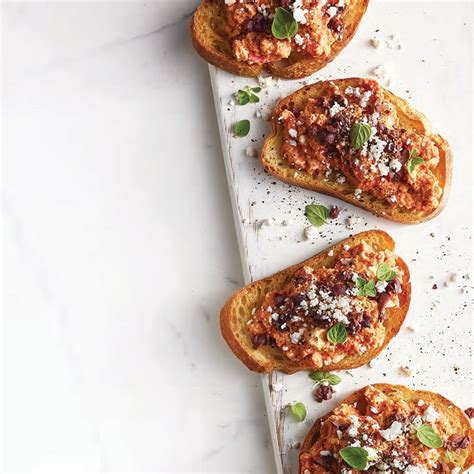 Recette de tartines aux œufs brouillés tomates et féta Coup de Pouce