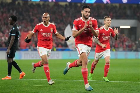 Benfica Aplast Al Brujas En Los Octavos De Final De La Champions League