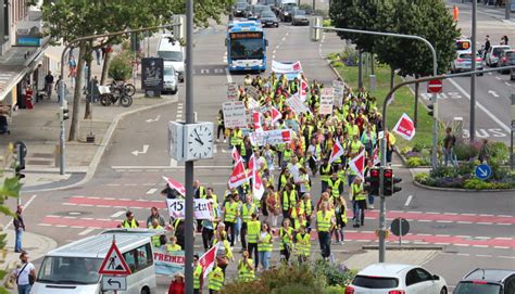 Streiks Im Einzelhandel Gehen Weiter Kundgebung Und Demo Zug Durch