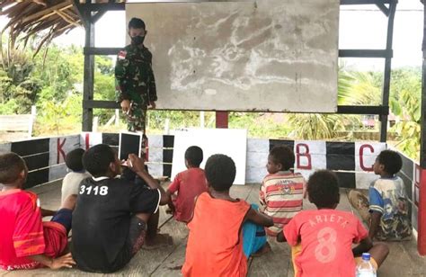 Satgas Yonif 512 Berikan Bimbel Dan Seragam Sekolah Di Perbatasan Papua