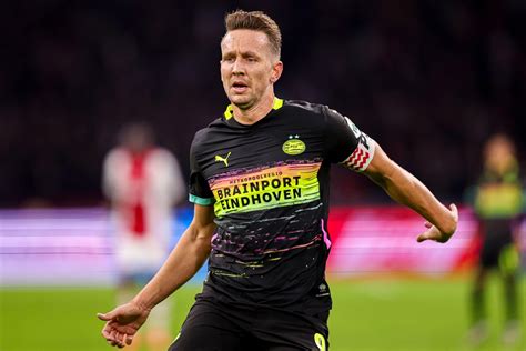 Luuk De Jong Heeft Alleszeggende Uitleg Na Ajax Psv Soccernews Nl