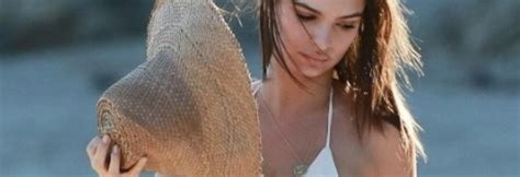 Emily Ratajkowski Sirena Sexy In Bikini Bianco A Miami Guarda