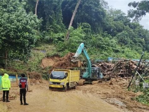 Tragedi Banjir Dan Tanah Longsor Di Pesisir Selatan Sumatera Barat 16