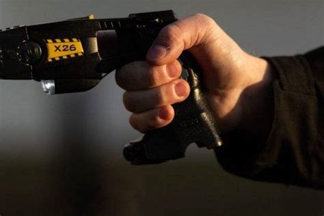 El gobierno de Santa Fe avanza en la adquisición de pistolas Taser para